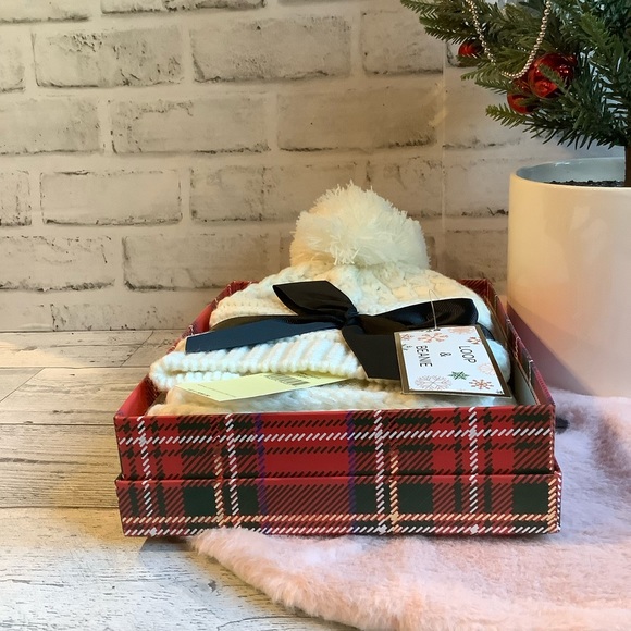 Collection Eighteen Loop & Beanie Scarf & Hat In Gift Box - Picture 3 of 3